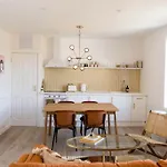 Boutique Central Margate Apt. - Edge Of Old Town!